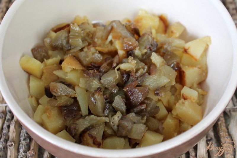 Фото приготовление рецепта: Картофельный салат с баклажаном и зеленью шаг №3