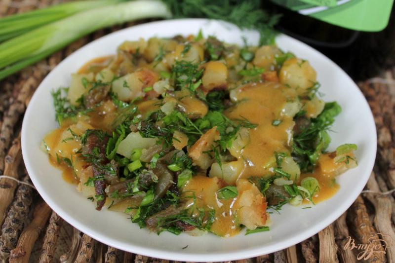 Фото приготовление рецепта: Картофельный салат с баклажаном и зеленью шаг №7
