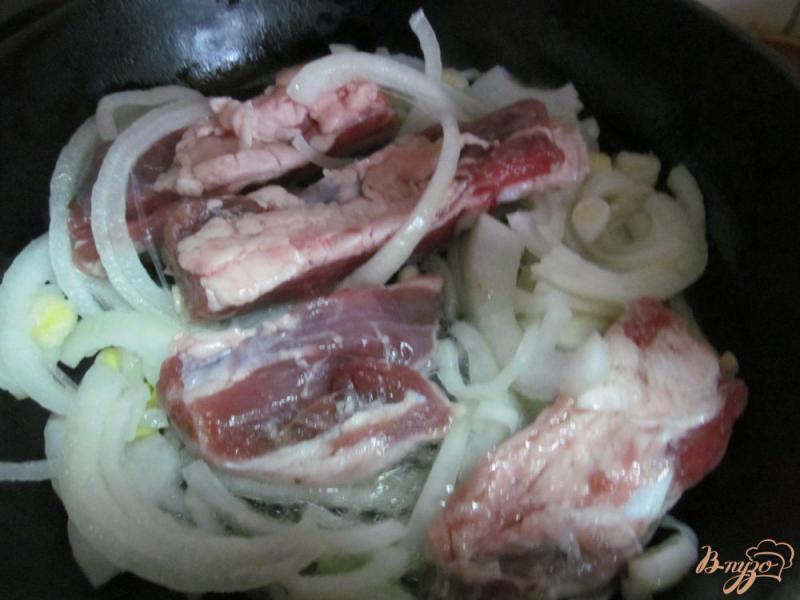 Фото приготовление рецепта: Свиные ребра с макаронами и овощами шаг №1