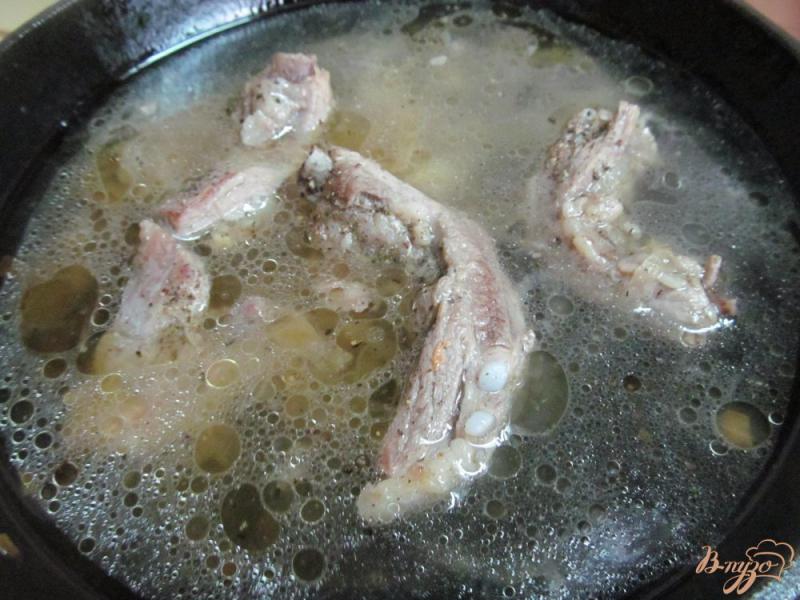Фото приготовление рецепта: Свиные ребра с макаронами и овощами шаг №2