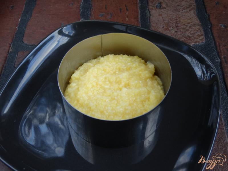 Фото приготовление рецепта: Кукурузная каша с сыром и грибами шаг №3