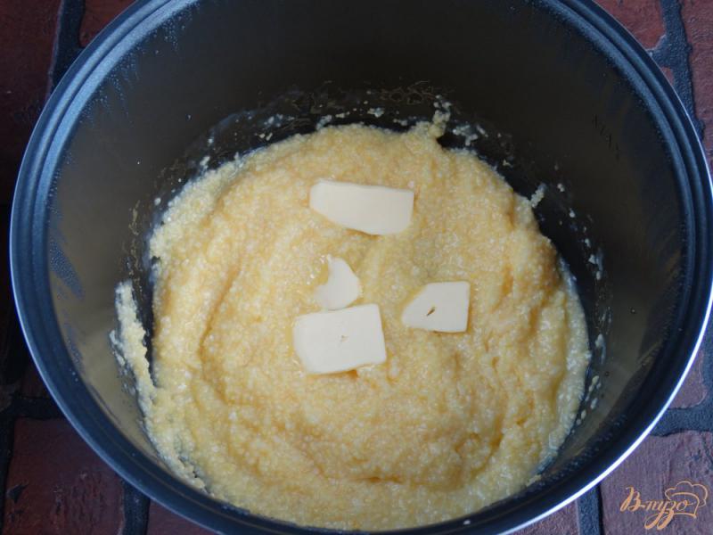 Фото приготовление рецепта: Кукурузная каша с сыром и грибами шаг №2