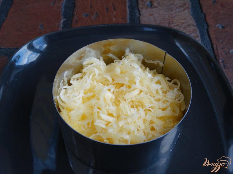 Фото приготовление рецепта: Кукурузная каша с сыром и грибами шаг №4