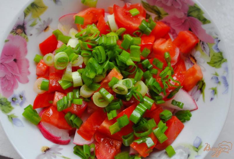 Фото приготовление рецепта: Салат с редисом и брынзой шаг №3