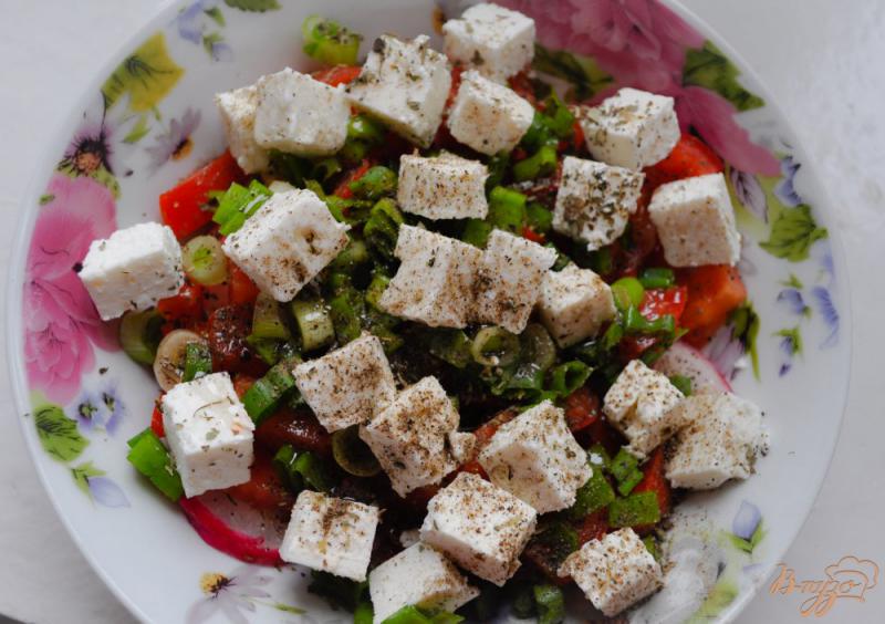 Фото приготовление рецепта: Салат с редисом и брынзой шаг №5
