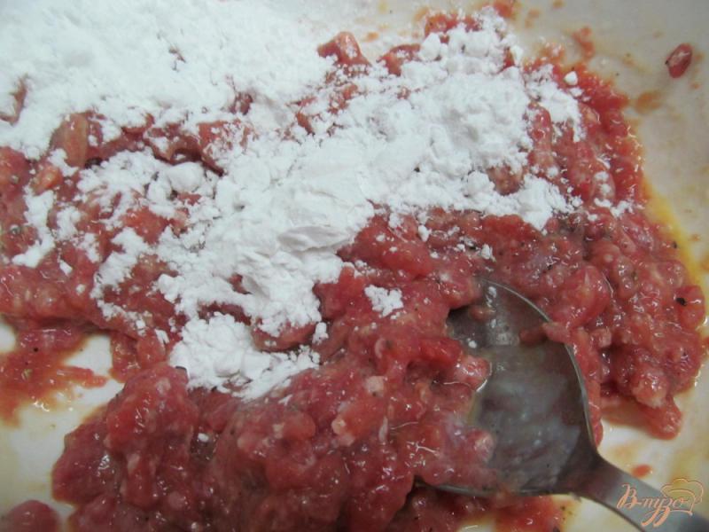 Фото приготовление рецепта: Мясные оладьи под соусом чатни шаг №2