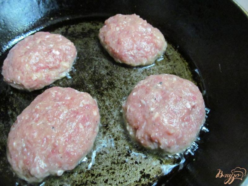Фото приготовление рецепта: Мясные оладьи под соусом чатни шаг №6