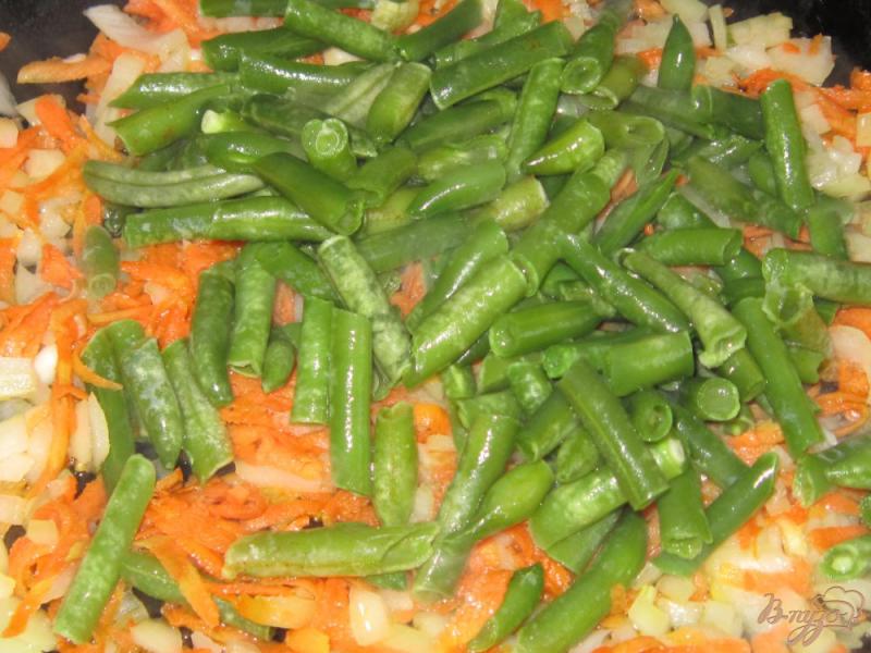 Фото приготовление рецепта: Рис с зеленой фасолью шаг №2