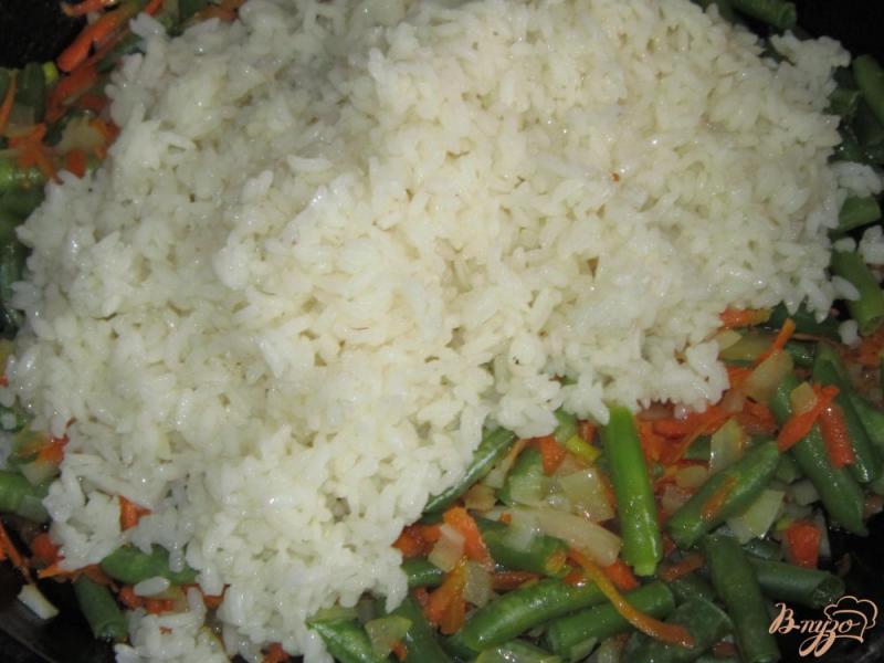 Фото приготовление рецепта: Рис с зеленой фасолью шаг №3