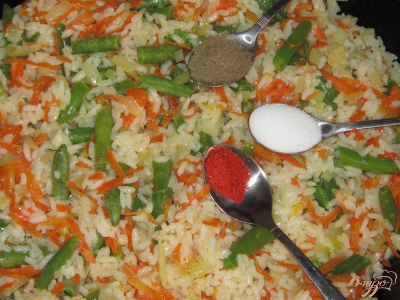 Фото приготовление рецепта: Рис с зеленой фасолью шаг №4