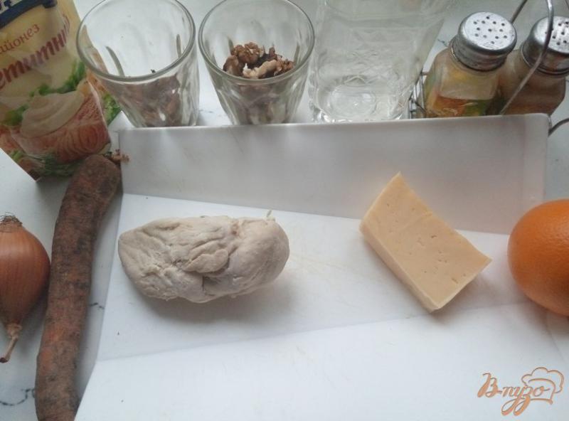 Фото приготовление рецепта: Салат «Оригинальный» с курицей, морковью, изюмом и орехами шаг №1