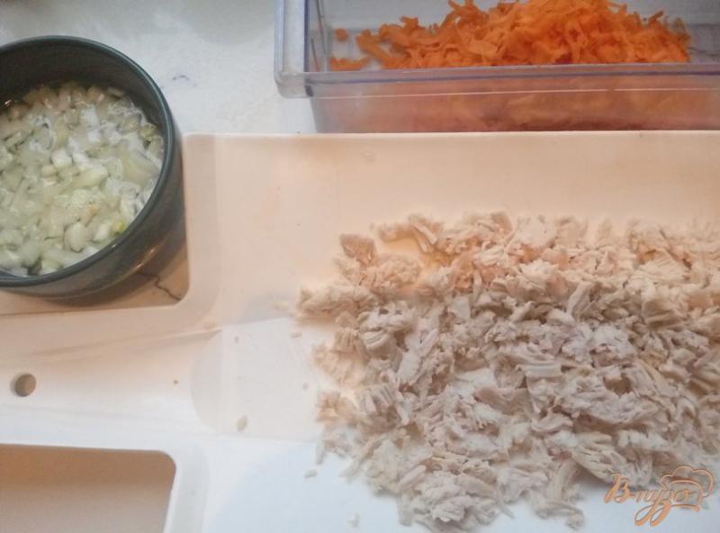 Фото приготовление рецепта: Салат «Оригинальный» с курицей, морковью, изюмом и орехами шаг №2