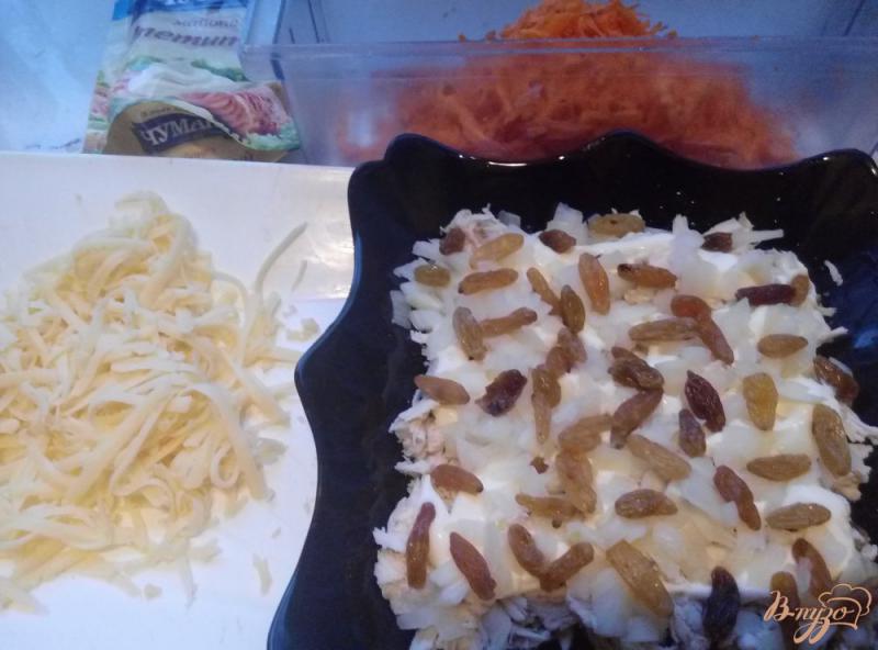 Фото приготовление рецепта: Салат «Оригинальный» с курицей, морковью, изюмом и орехами шаг №3