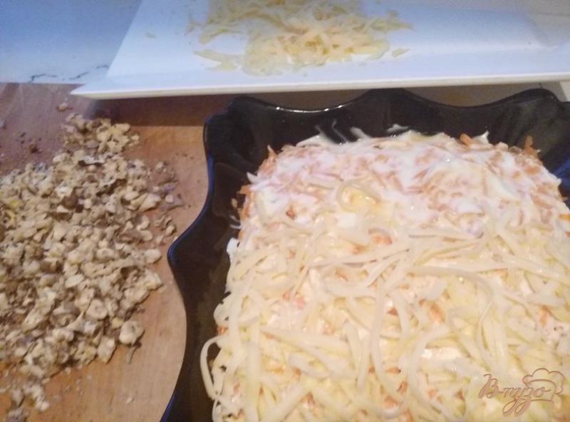 Фото приготовление рецепта: Салат «Оригинальный» с курицей, морковью, изюмом и орехами шаг №4