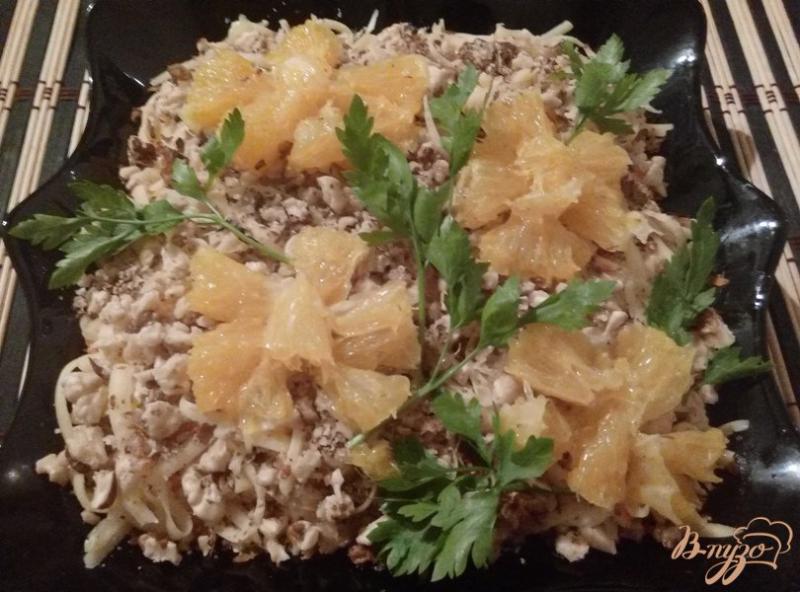 Фото приготовление рецепта: Салат «Оригинальный» с курицей, морковью, изюмом и орехами шаг №5