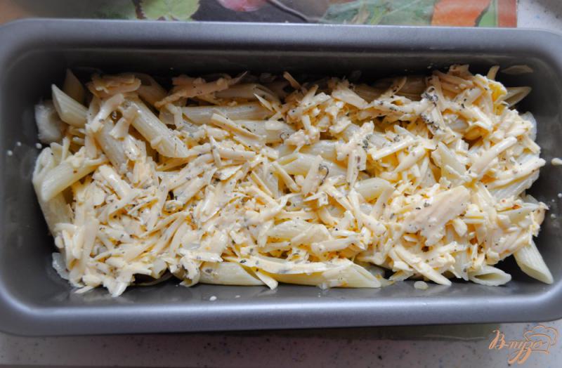 Фото приготовление рецепта: Запеканка из макарон с помидорами и сыром шаг №3