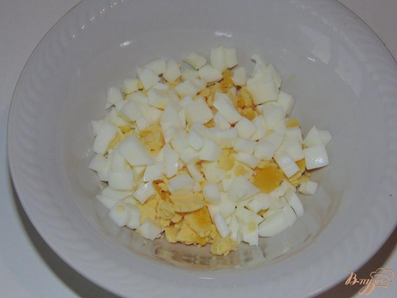Фото приготовление рецепта: Заливной пирог с начинкой из яиц и зеленого горошка шаг №5