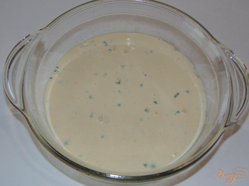 Фото приготовление рецепта: Заливной пирог с начинкой из яиц и зеленого горошка шаг №9