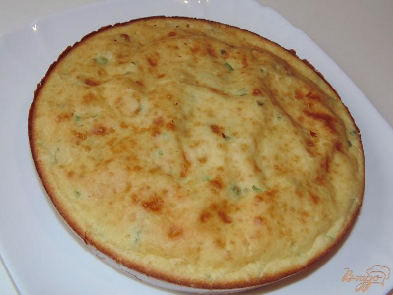 Фото приготовление рецепта: Заливной пирог с начинкой из яиц и зеленого горошка шаг №10