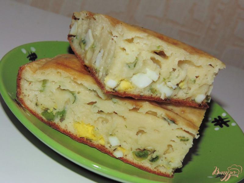 Фото приготовление рецепта: Заливной пирог с начинкой из яиц и зеленого горошка шаг №11