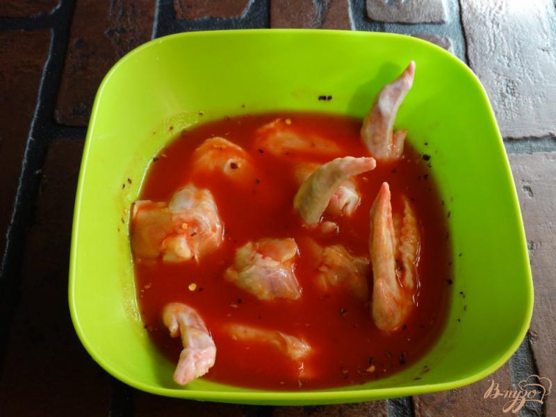 Фото приготовление рецепта: Куриные крылышки в остром томатном маринаде шаг №3