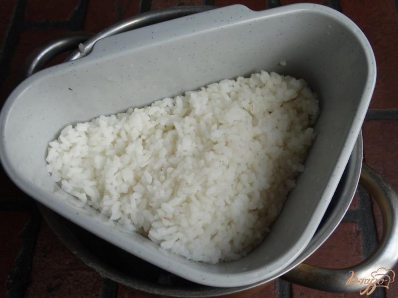 Фото приготовление рецепта: Рисовая запеканка в омлете шаг №2