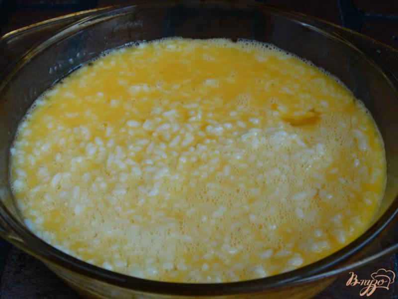Фото приготовление рецепта: Рисовая запеканка в омлете шаг №4