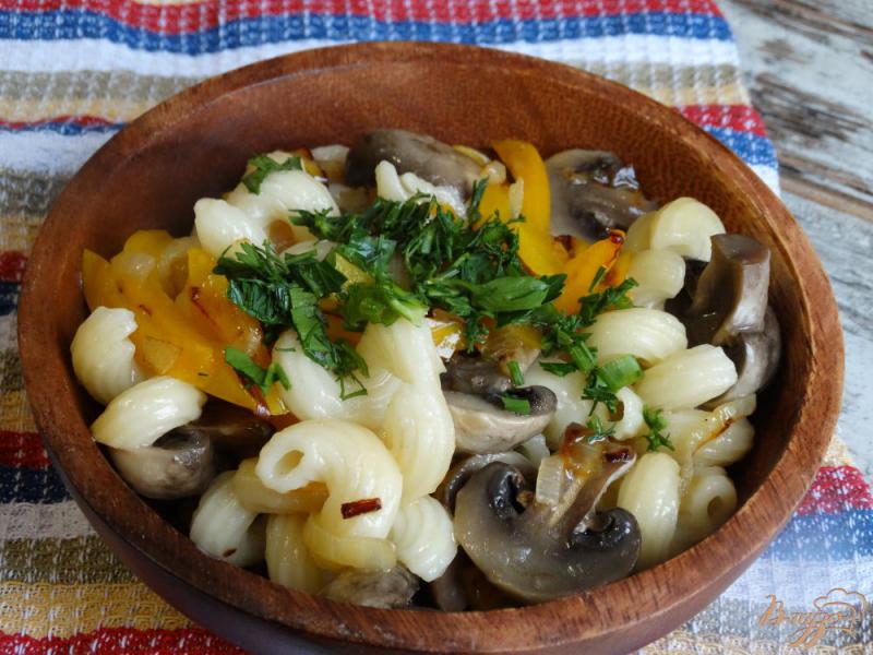 Фото приготовление рецепта: Теплый салат с пастой и маринованными грибами шаг №5