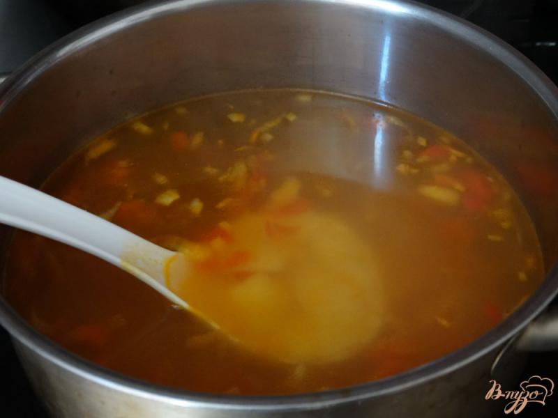 Фото приготовление рецепта: Суп с томатной заправкой шаг №4