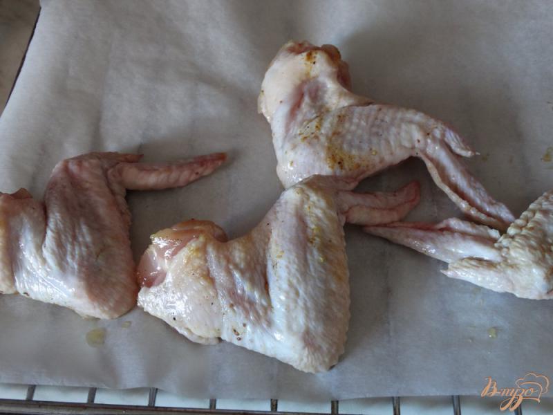 Фото приготовление рецепта: Крылышки маринованные в пиве шаг №4