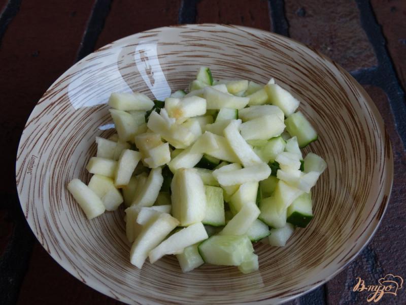 Фото приготовление рецепта: Салат с сельдереем и яблоком шаг №3