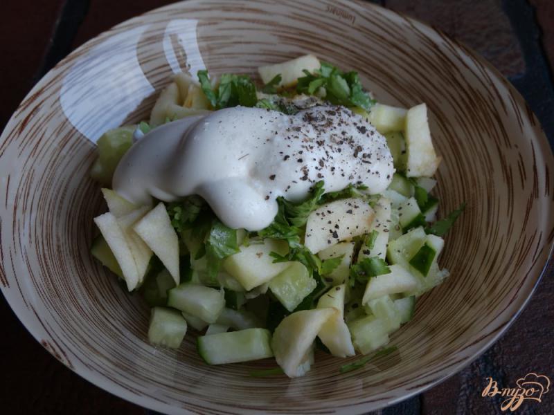 Фото приготовление рецепта: Салат с сельдереем и яблоком шаг №5