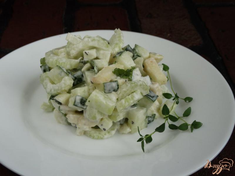 Фото приготовление рецепта: Салат с сельдереем и яблоком шаг №6