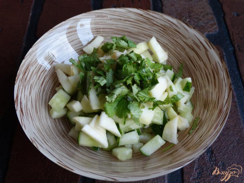 Фото приготовление рецепта: Салат с сельдереем и яблоком шаг №4