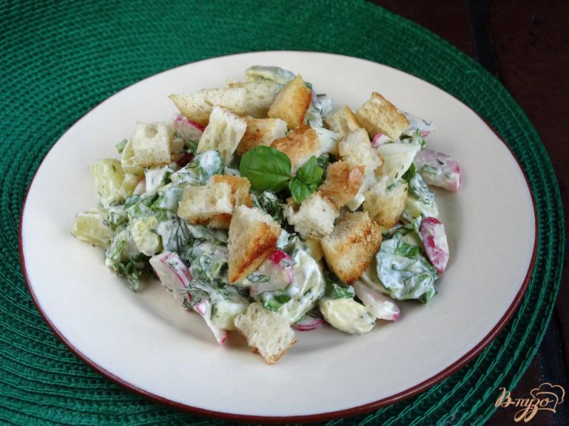 Фото приготовление рецепта: Салат с щавелем, гренками, яйцом и картофелем шаг №9