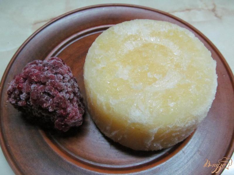 Фото приготовление рецепта: Десерт из дыни с малиной шаг №1
