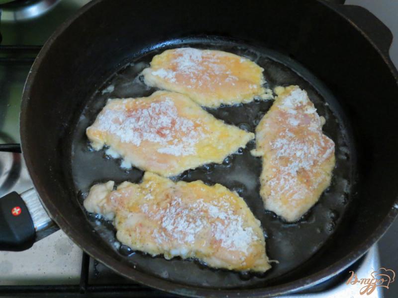 Фото приготовление рецепта: Куриные отбивные с сыром шаг №5