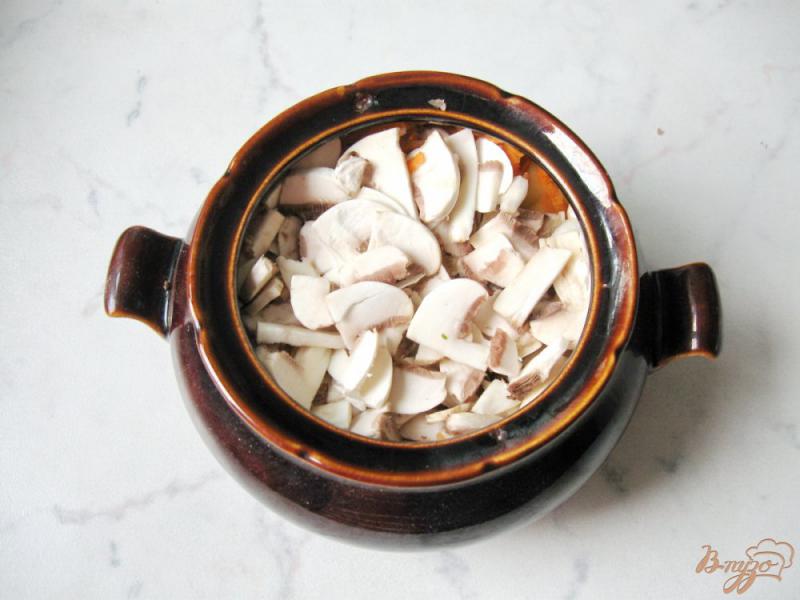 Фото приготовление рецепта: Картофельное рагу с грибами в горшочке шаг №7