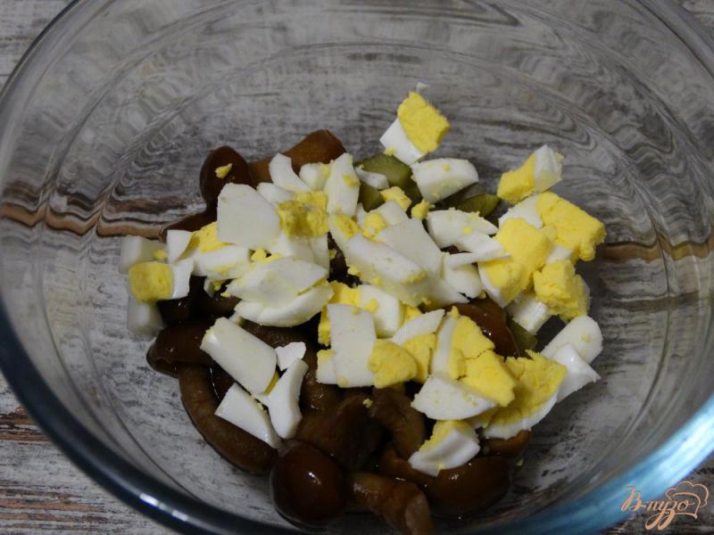 Фото приготовление рецепта: Салат с опятами и солеными огурцами шаг №3