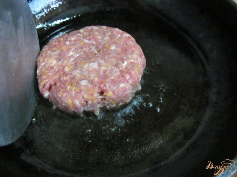 Фото приготовление рецепта: Бургер под соусом сальса шаг №5