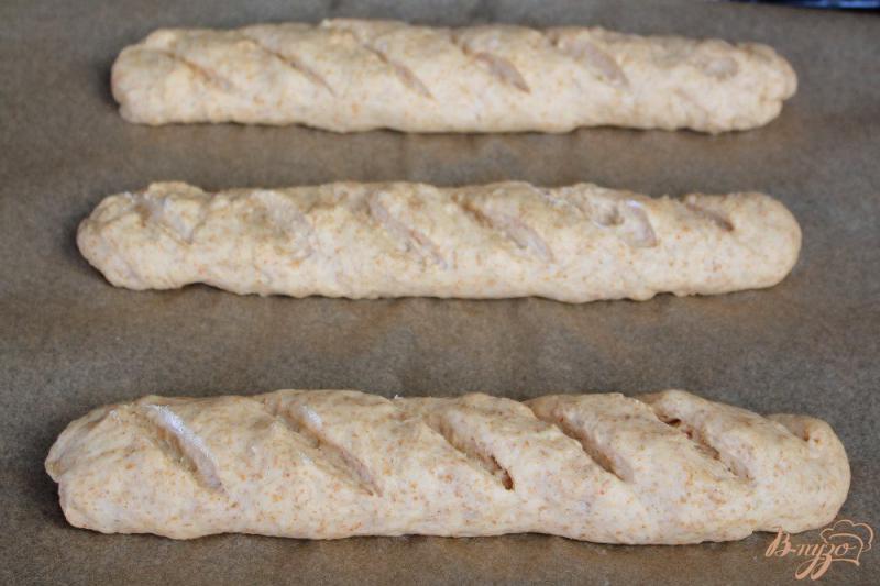 Фото приготовление рецепта: Багеты с паприкой и оливковым маслом шаг №7