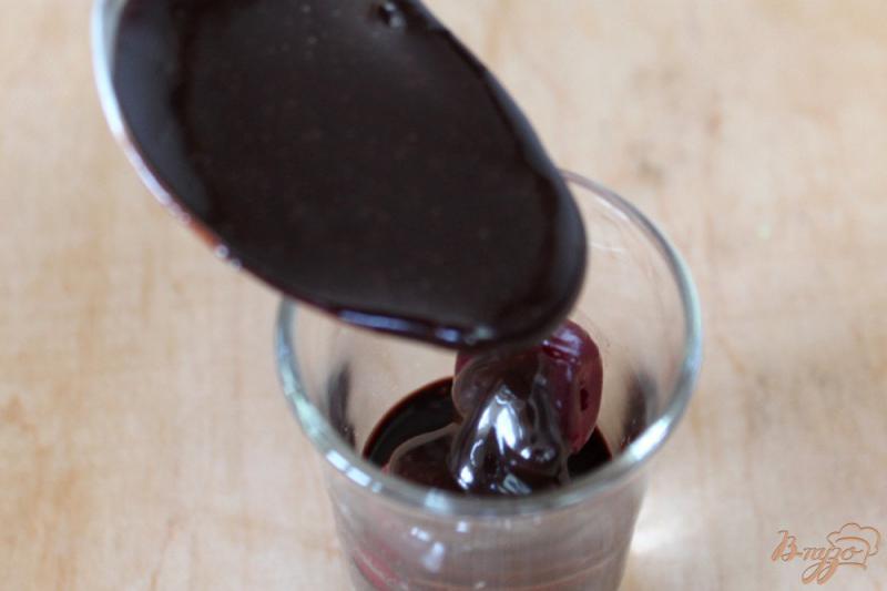 Фото приготовление рецепта: Теплый шоколад с вишней шаг №5