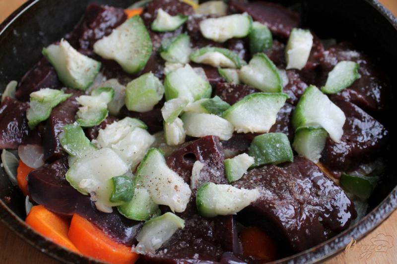 Фото приготовление рецепта: Паштет из печени и овощей, с чесноком и орехами шаг №3