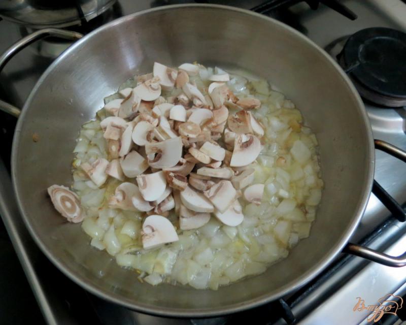 Фото приготовление рецепта: Тёплый салат из шпината, с грибами и яйцом пашот. шаг №4