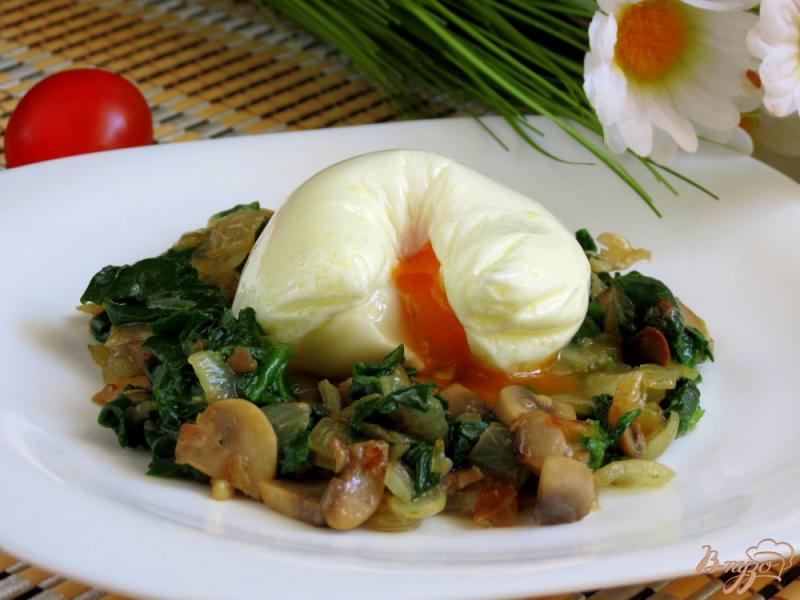 Фото приготовление рецепта: Тёплый салат из шпината, с грибами и яйцом пашот. шаг №8