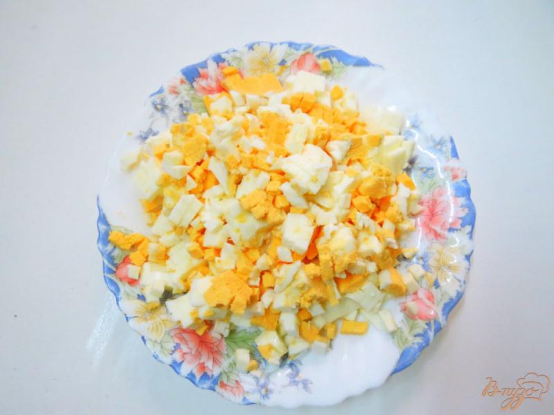 Фото приготовление рецепта: Салат из зелёного лука с яйцом шаг №3