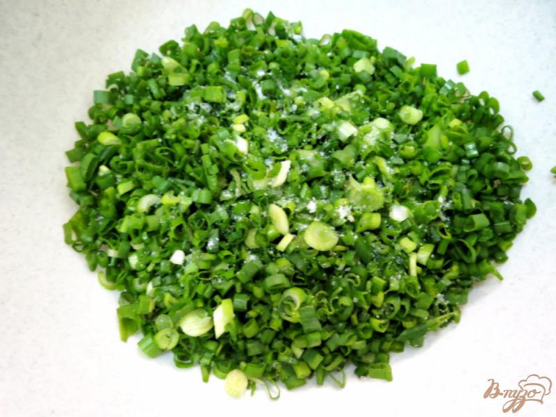 Фото приготовление рецепта: Салат из зелёного лука с яйцом шаг №7