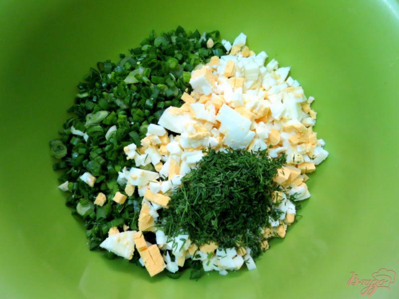 Фото приготовление рецепта: Салат из зелёного лука с яйцом шаг №8