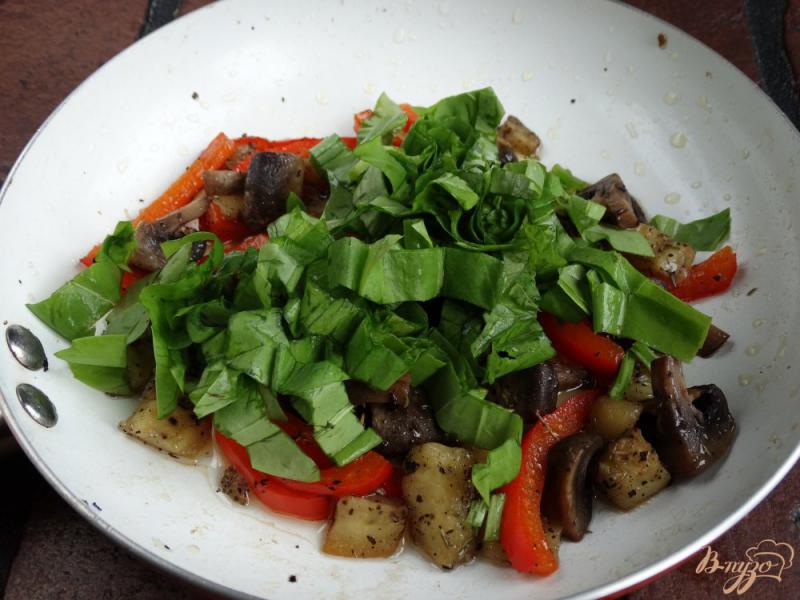 Фото приготовление рецепта: Теплый салат с грибами, баклажанами и щавелем шаг №5