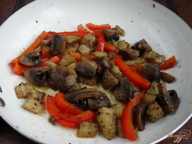 Фото приготовление рецепта: Теплый салат с грибами, баклажанами и щавелем шаг №4